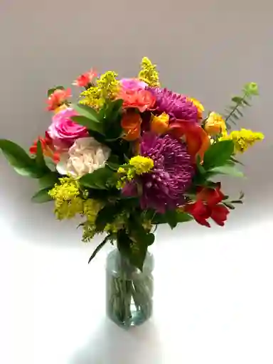 Ramo De Rosas Y Variedad De Flores Y Follajes