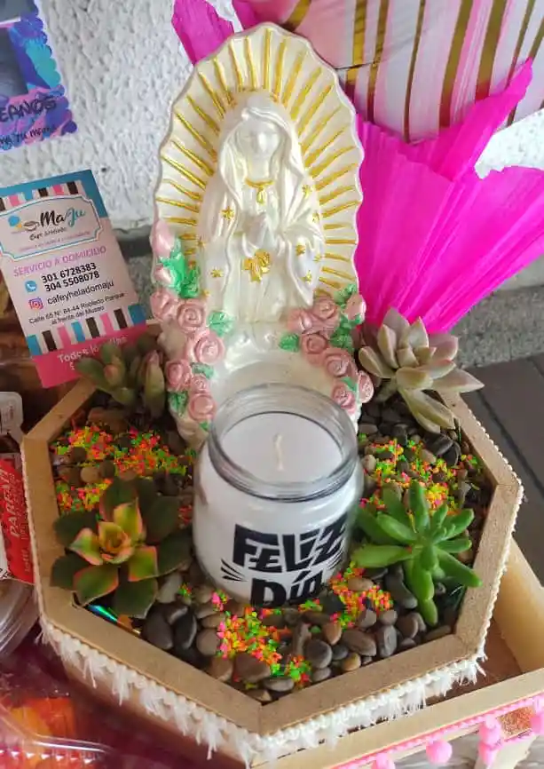 Terrario Con Imagen De Fe Y Suculentas
