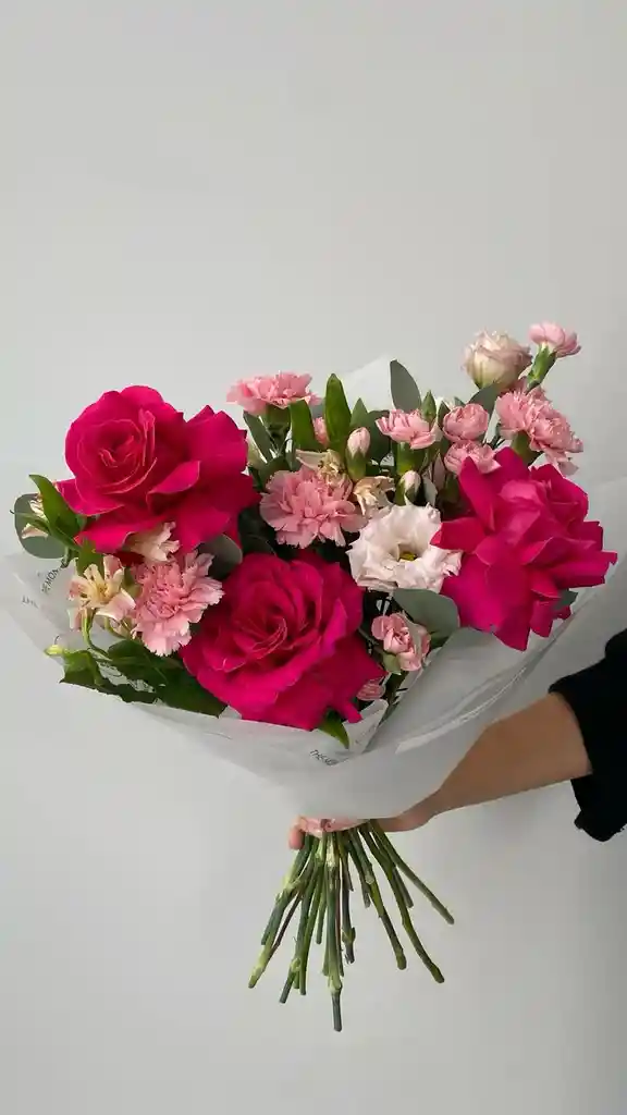 Ramo Floral Con Rosas Y Claveles