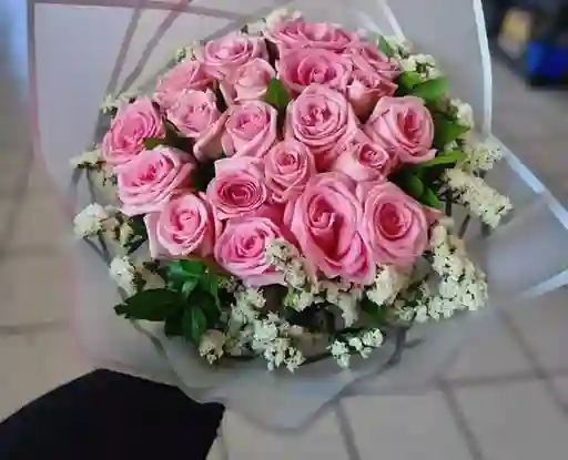Arreglo Floral 12 Rosas Surtidas En Ramo