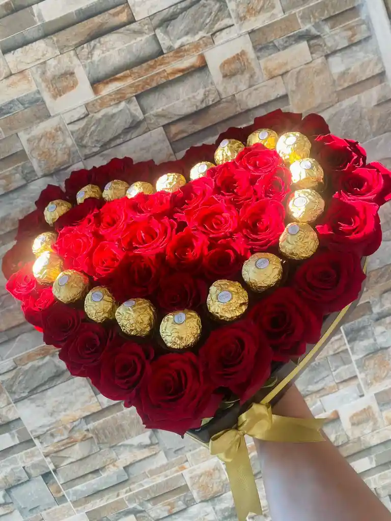 Caja Con Chocolates Y Rosas