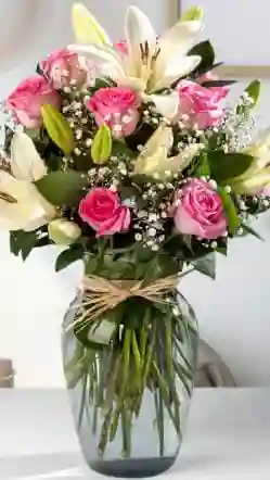 Jarrón De Lirios Y Rosas Rosadas, Para Feliz Cumpleaños, Feliz Aniversario, Dia De La Mujer, Día De La Madre, Amor Y Amistad