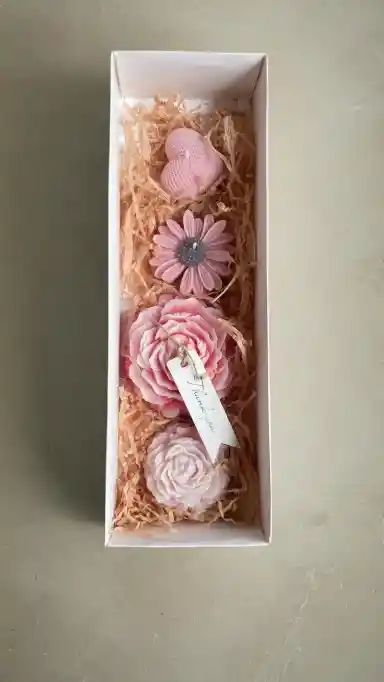 Caja De Velas Aromatizada Flores Y Corazón - Aroma Mora Y Calendula