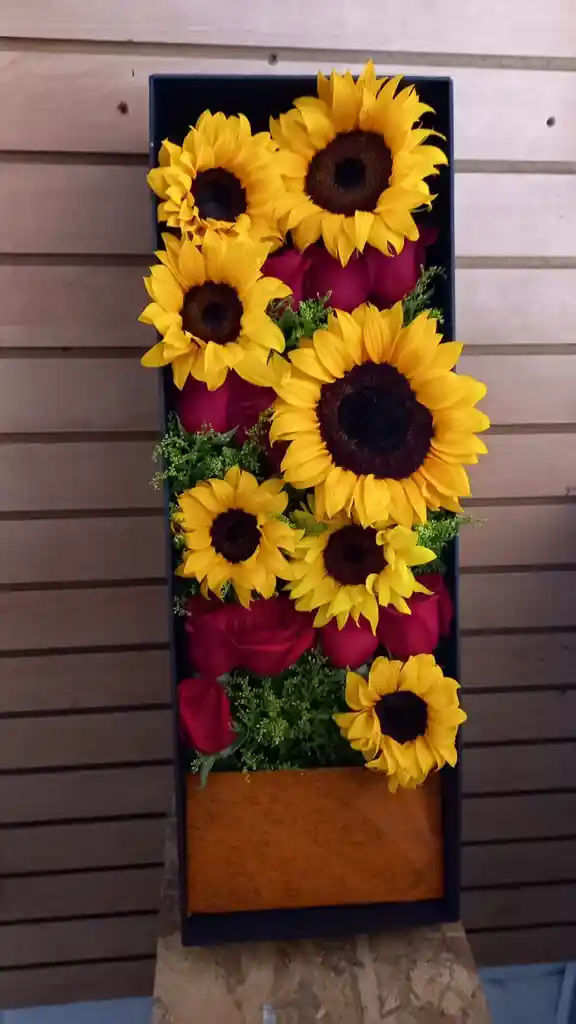 Caja De Girasoles Y Rosas