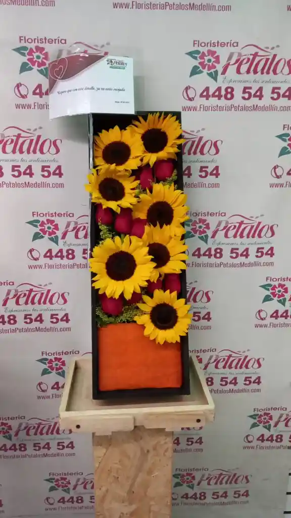 Caja De Girasoles Y Rosas