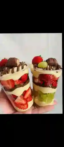 Delicioso Baso De Fresas Con Chocolate Y Uvas