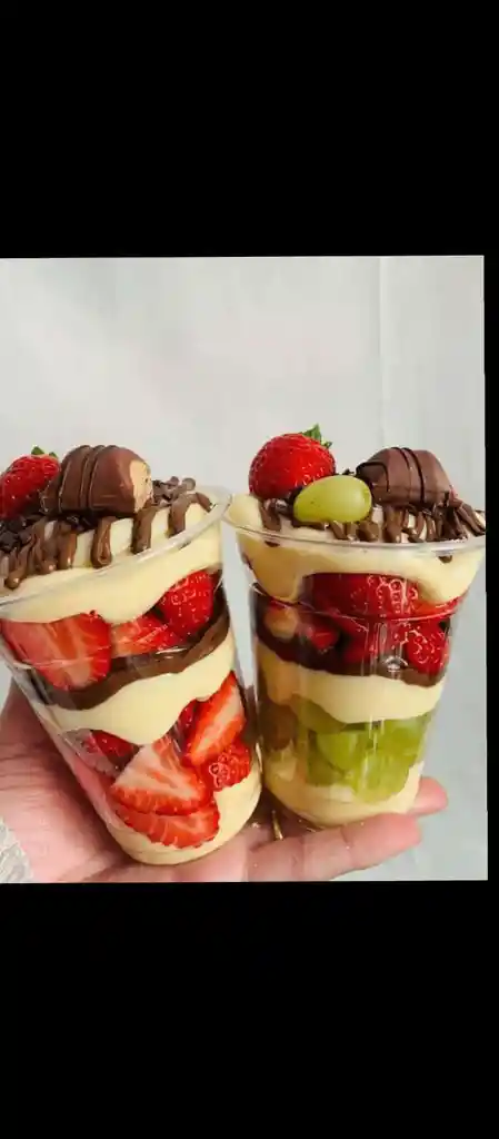 Delicioso Baso De Fresas Con Chocolate Y Uvas