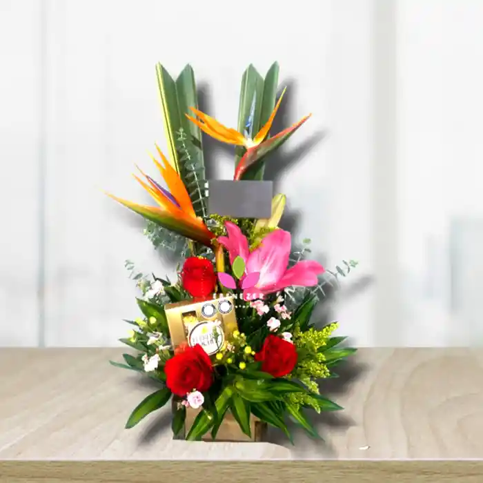 Arreglo Floral Con Rosas Y Chocolates / Flores En Cali