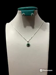 Juego Cadena Collar Y Aretes Con Piedras Verdes En Plata