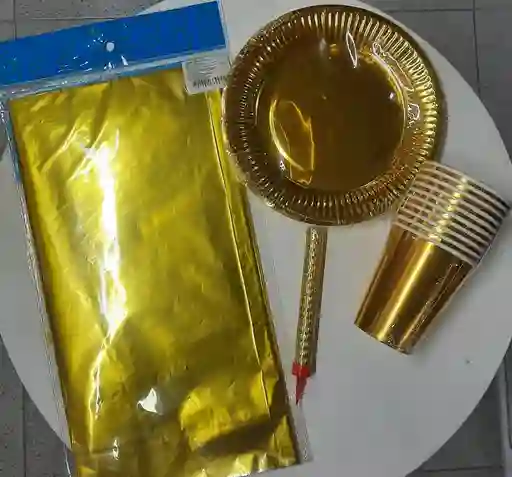 Mantel Dorado Con Vasos Dorados X 10 Y Platos Dorados X 10 Y Vela Volcán