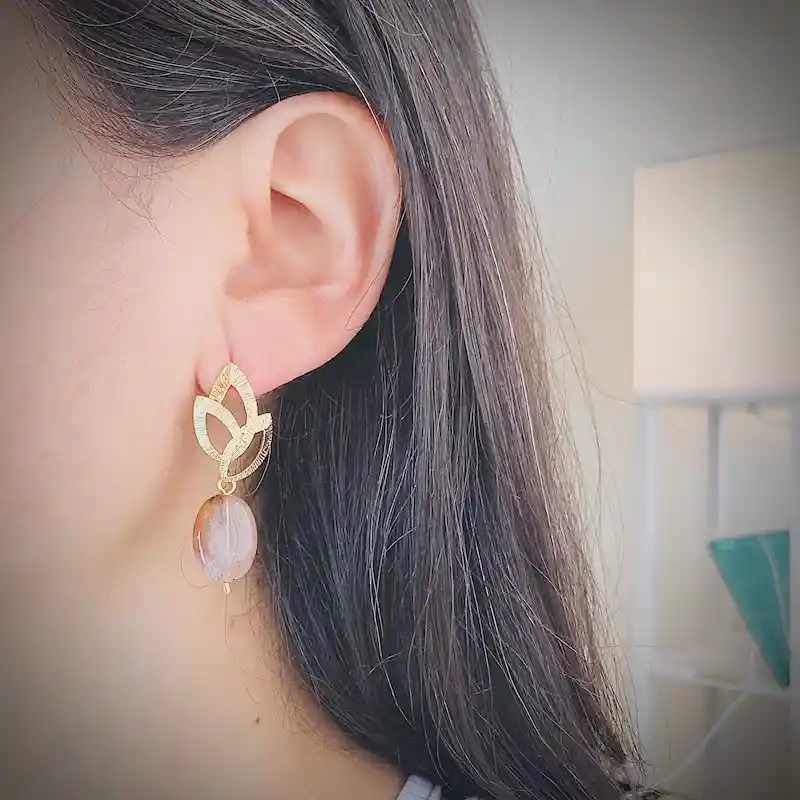 Aretes Hojas Doradas Con Cuarzo