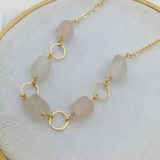 Collar Dorado Con Cuarzo Rosado