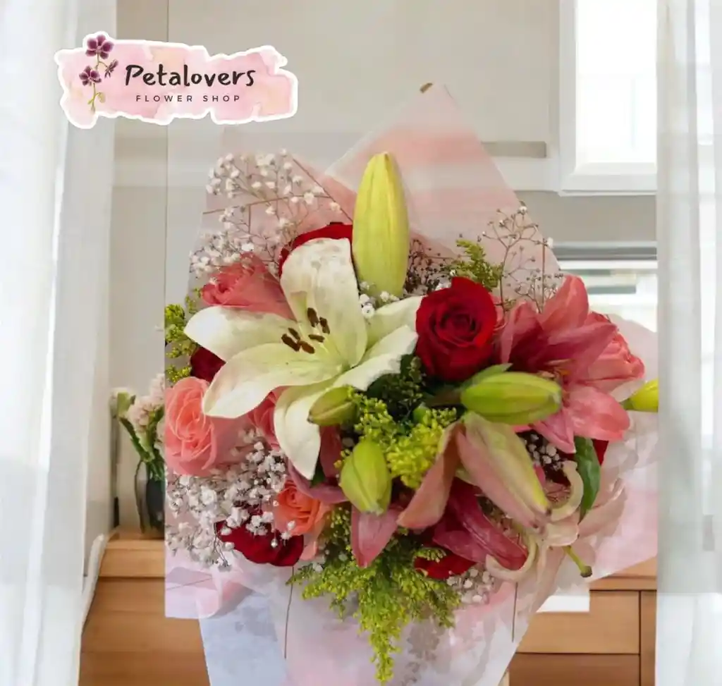 Bouquet Elegante Lirios Con Rosas Surtidas Rosadas Y Rojas