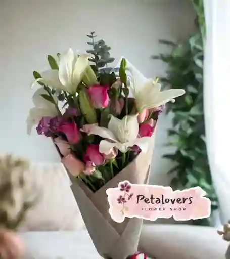 Arreglo Floral Elegante Lirios Blancos Con Rosas Rosadas Y Fucsias