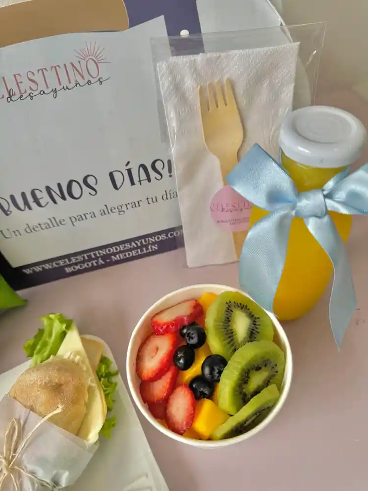 Detalle Sorpresa Para Hombre : Con Jugo De Naranja, Fruta Y Sandwich. Box Standard