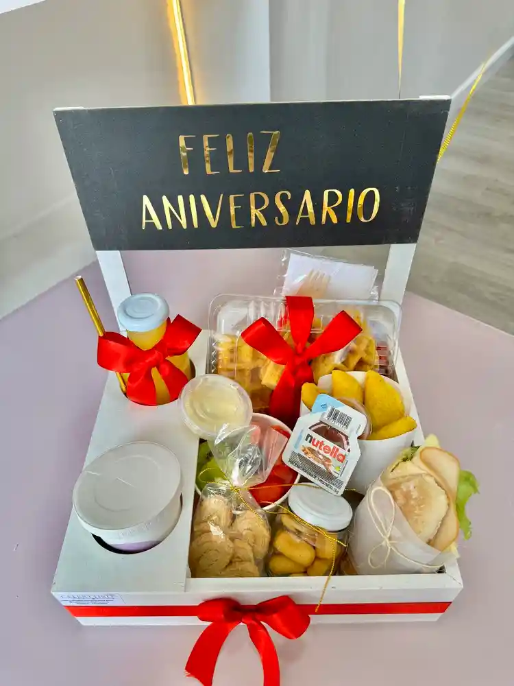 Desayuno Colombiano Amor . Mesita De Madera Feliz Aniversario