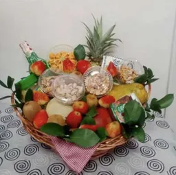 Canasta Con Frutos Secos, Frutas Y Vino