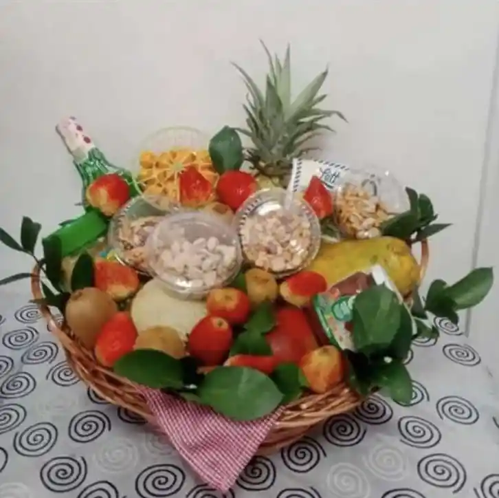 Canasta Con Frutos Secos, Frutas Y Vino