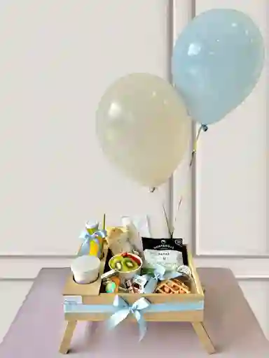 Desayuno Standard Azul, Para Hombre En Mesita De Madera Con Globos