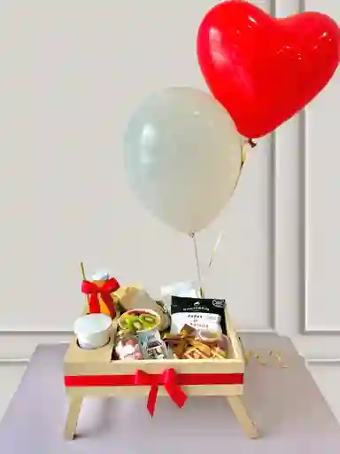 Desayuno Standard Sorpresa Rojo, En Mesita De Madera, Con Globos Con Helio