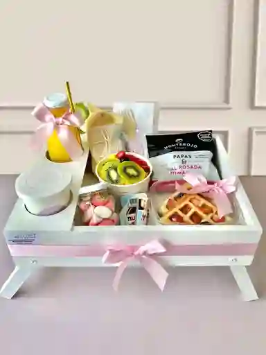 Desayuno Standard Rosado, Para Mujer En Mesita De Madera