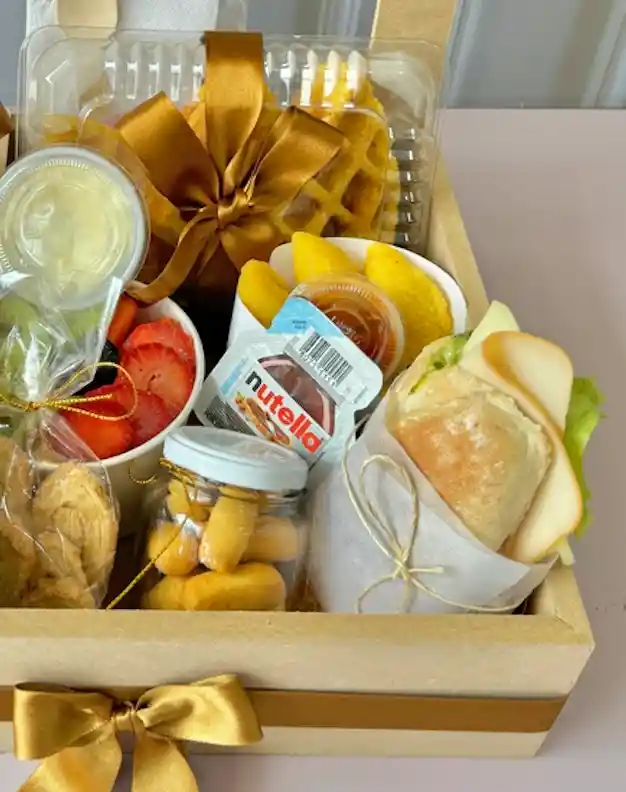 Desayuno Colombiano Dorado De Cumpleaños, Mesita De Madera