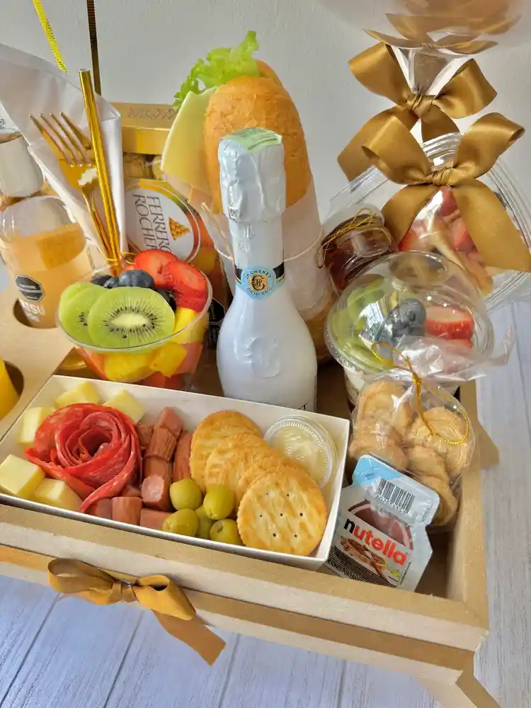 Desayuno Sorpresa Deluxe Dorado, En Mesita De Madera Con Globos