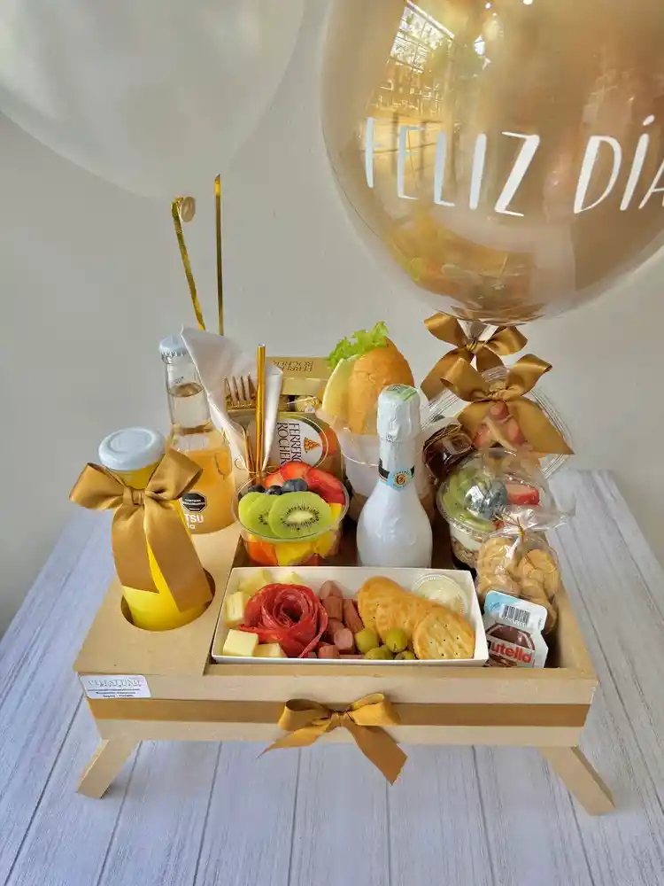 Desayuno Sorpresa Deluxe Dorado, En Mesita De Madera Con Globos