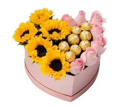 Flores En Corazón De Rosas Y Girasoles