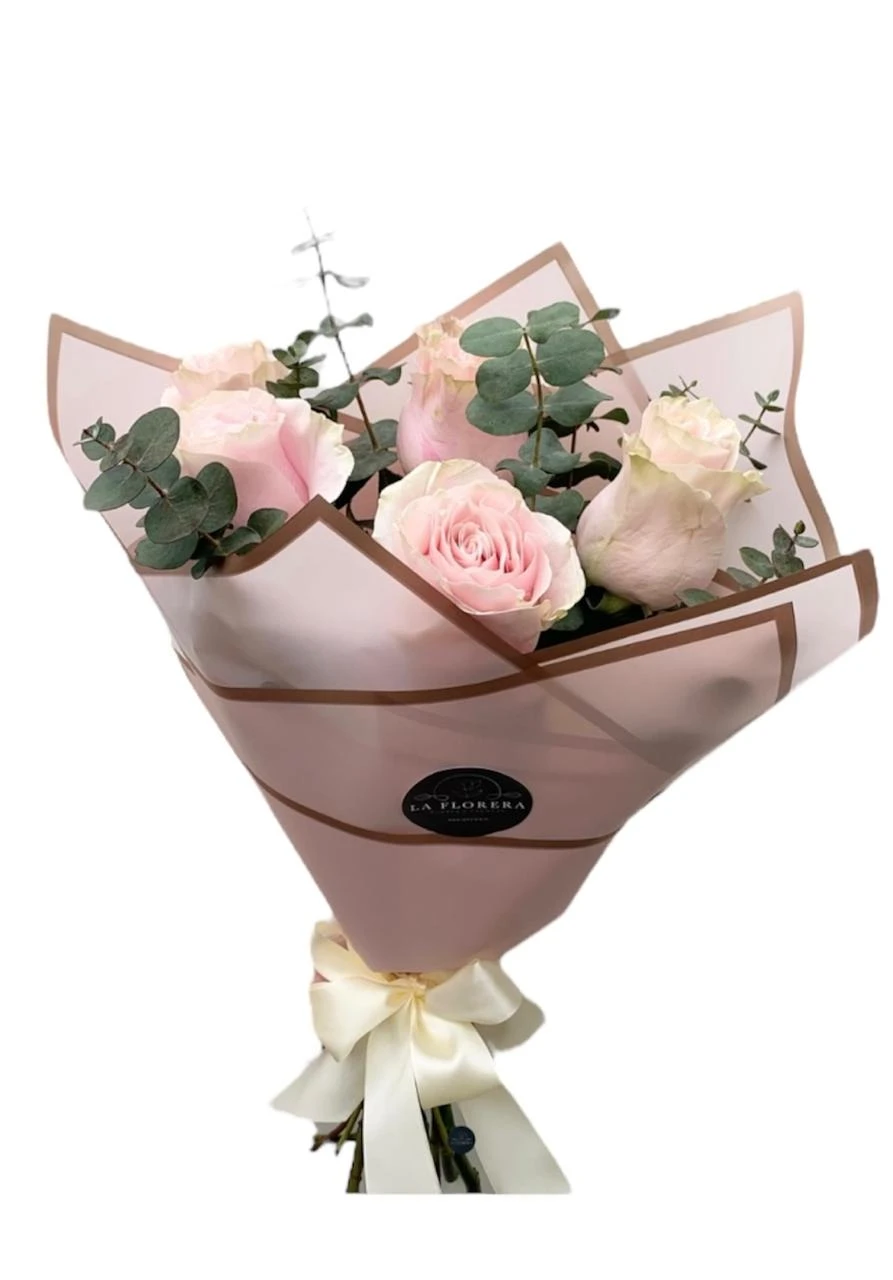 Ramo De Rosas Rosadas X6 En Papel Coreano — Romance. Arreglo floral de Flores Les Roses con envío a domicilio en Bogotá.