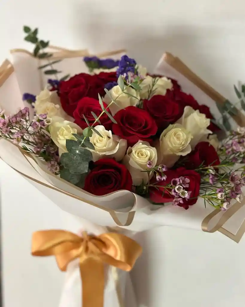 Bouquet De Rosas Blancas Y Rojas Con Follaje