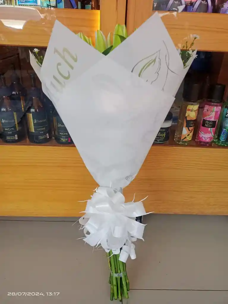 Bouquet De Lirios Y Rosas.