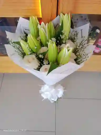 Bouquet De Lirios Y Rosas.
