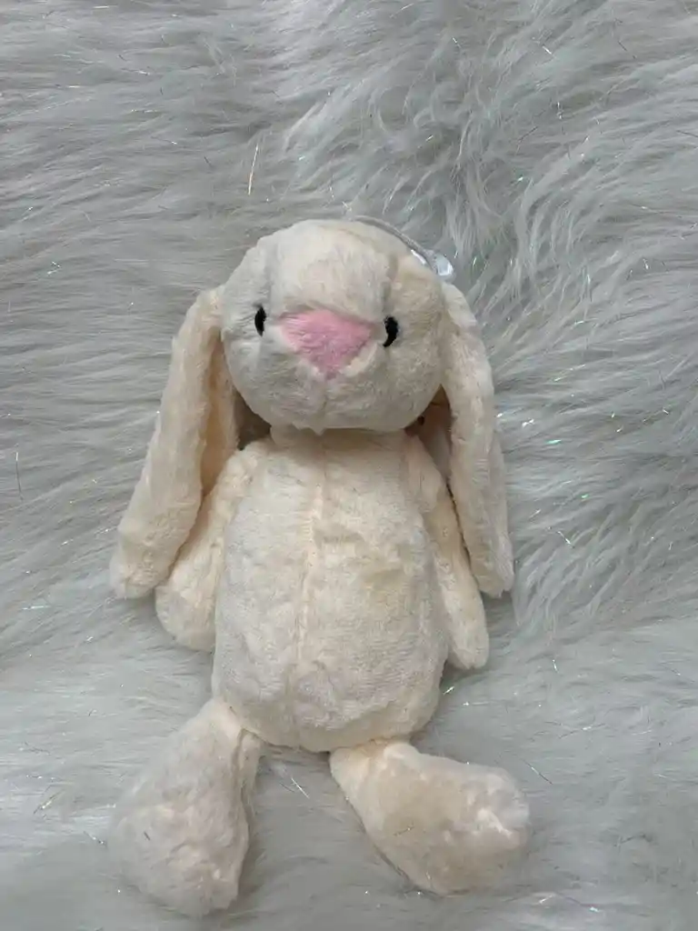 Peluche Conejo Orejas Largas Y Colgante Color Crema 25cm