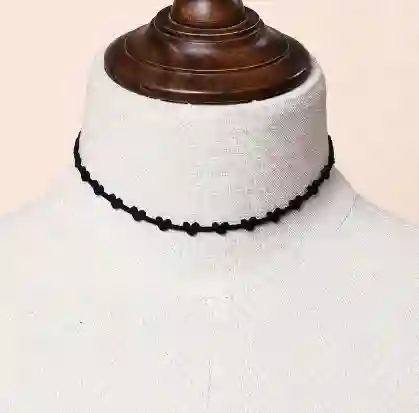 Collar Tipo Choker Negro Con Formas De Corazon En Cuerina