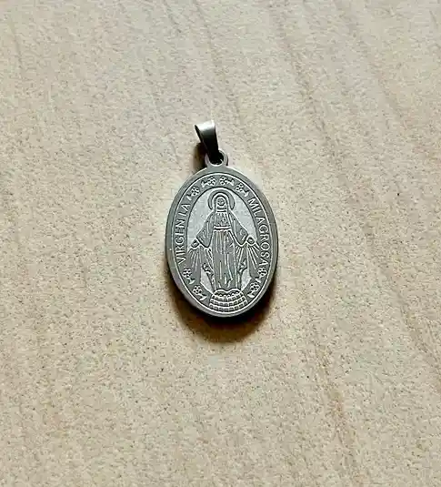 Dije Virgen Maria En Resina / Acero / Metal Italico