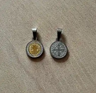 Dije Pequeño Medalla De San Benito Abad