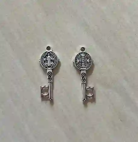 Llave Mediana De San Benito Abad Para Espacios Y Personal