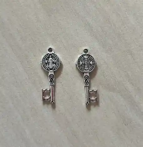 Llave Mediana De San Benito Abad Para Espacios Y Personal
