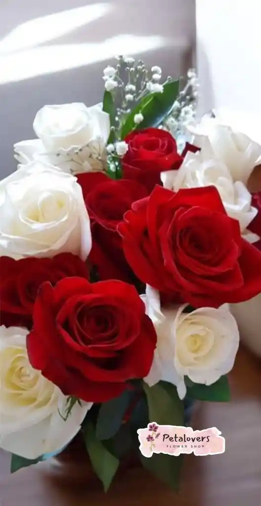 Flores Bouquet De 12 Rosas Surtidas Blancas Y Rojas