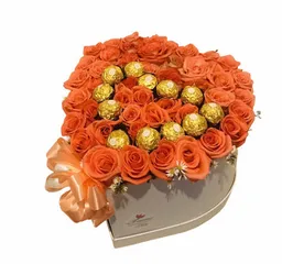 Caja De Corazon Con Rosas Naranjas Y Chocolate