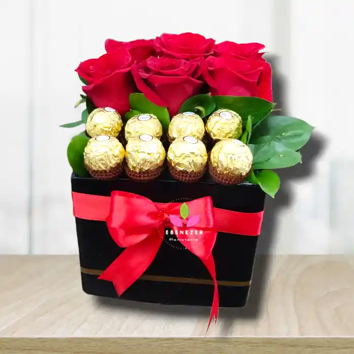 Arreglo Floral Con Rosas Y Chocolates