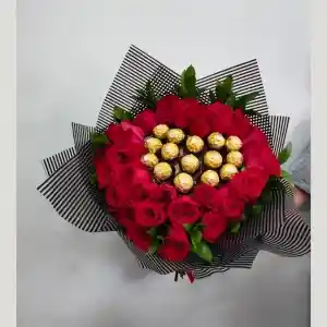 Bouquet De 50 Rosas Y 12 Ferrero Rocher