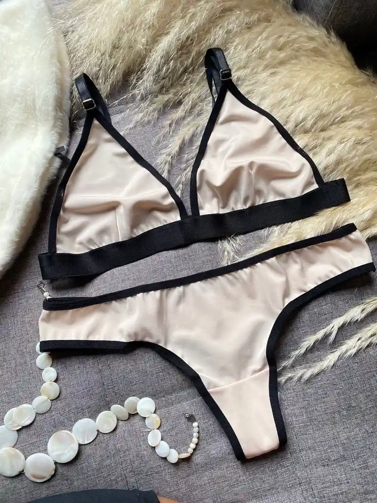 Conjunto De Ropa Interior En Diversos Colores
