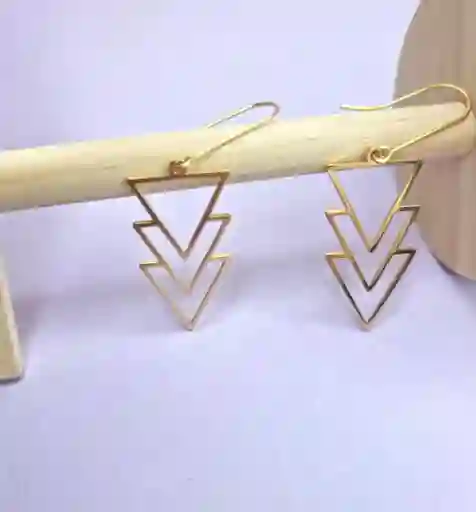 Aretes Dorados En Acero Diseño De Triangulos