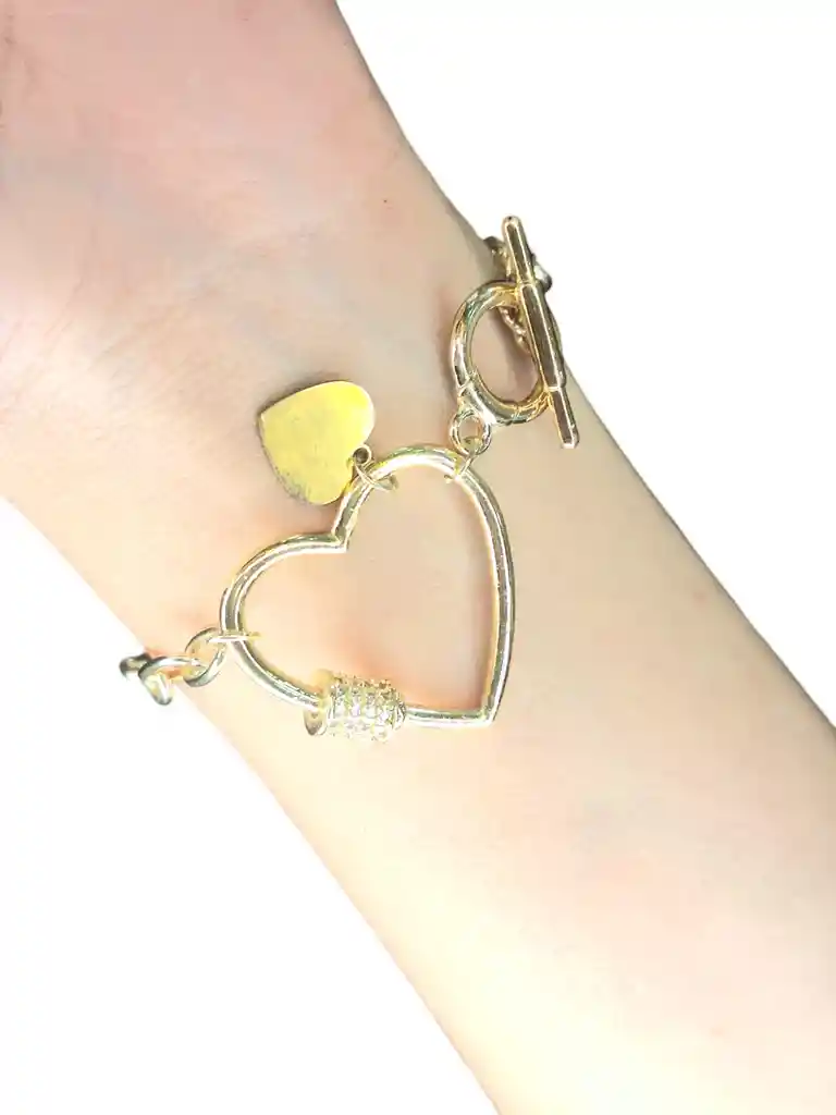 Pulsera Dorada En Acero Con Corazón Hueco Y Detalles Delicados