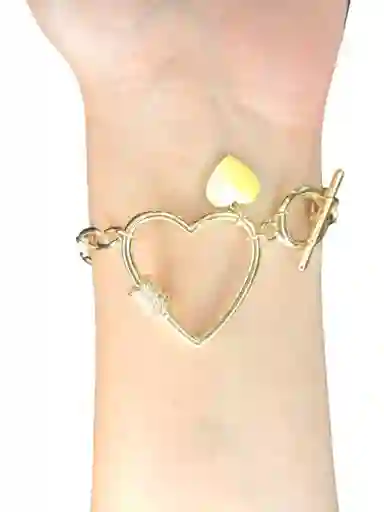 Pulsera Dorada En Acero Con Corazón Hueco Y Detalles Delicados