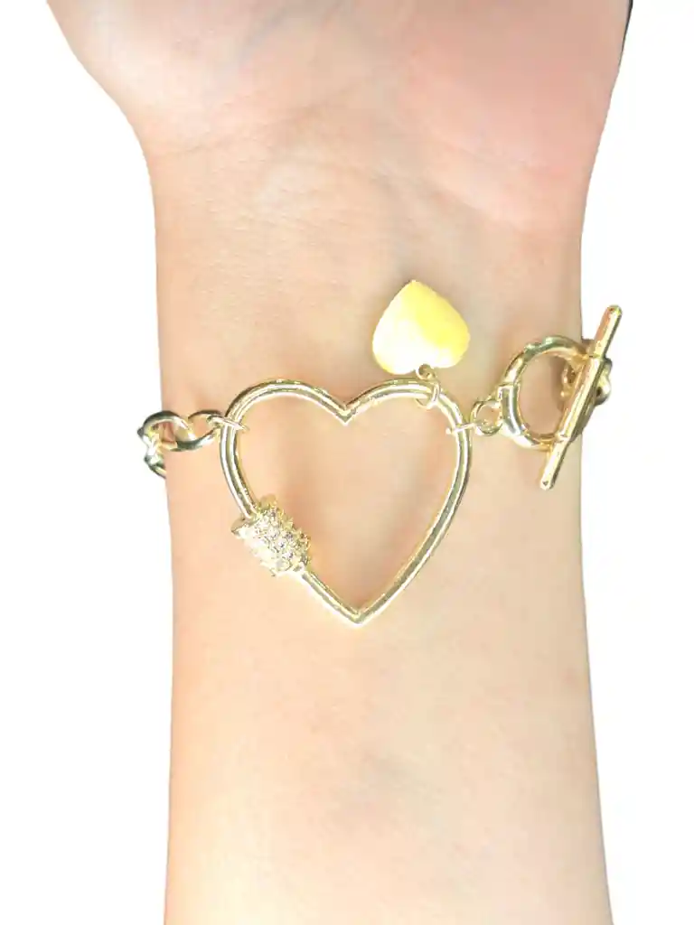 Pulsera Dorada En Acero Con Corazón Hueco Y Detalles Delicados