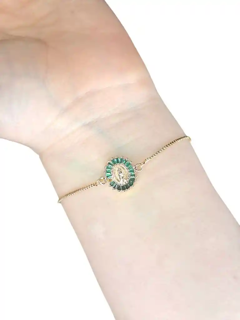 Pulsera En Acero Dorada Con Diseño De Virgen De Circones Color Verde Esmeralda