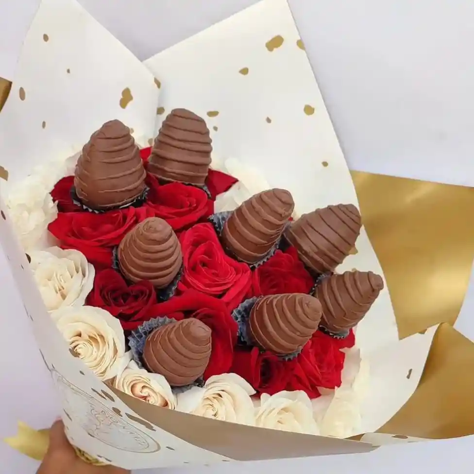 Bouquet Rosas Blancas, Rojas, Fresas Con Chocolate